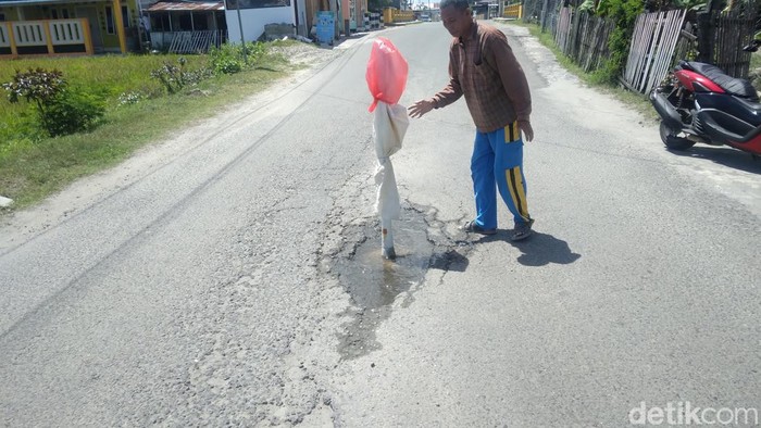 Jalan Taman Bunga, Kelurahan Moodu, Kecamatan Kota Timur, Gorontalo rusak parah hingga mengancam keselamatan pengguna jalan.