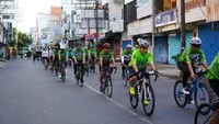 Para peserta menggowes sepeda sambil melihat bangunan tua yang menjadi saksi sejarah di Kota Makassar.
