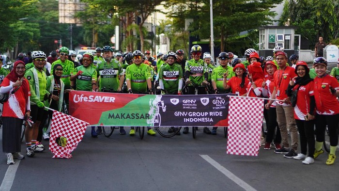 Gowes Sambil Menikmati Kota Bersejarah di Makassar Group Ride Indonesia ke-4 GFNY Mandalika, GFNY Bali-IFG Life telah digelar di Kota Makassar, Sulsel, Minggu (12/3). Peserta gowes sambil menikmati bangunan tua yang menjadi saksi sejarah.