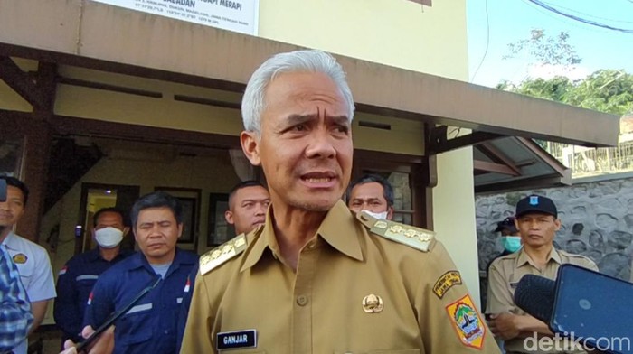 Gubernur Jateng Ganjar Pranowo saat meninjau pos pengamatan Babadan, Magelang, Senin (13/3/2023).