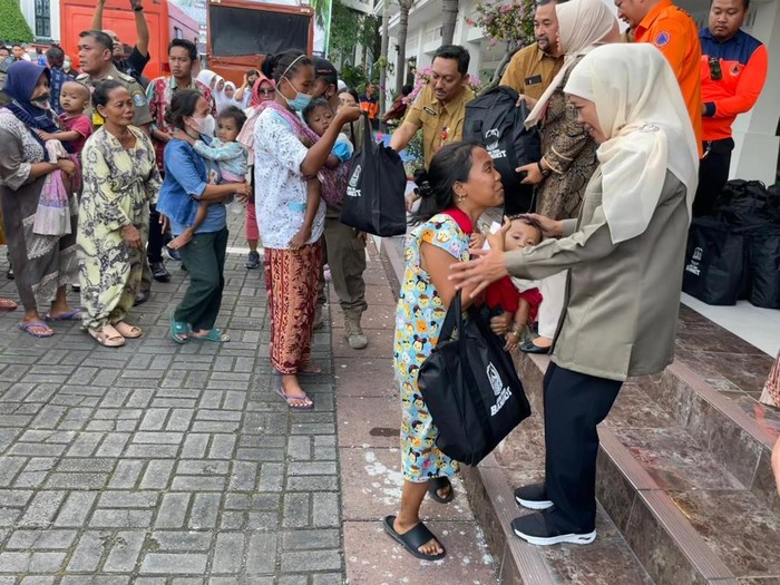 Gubernur Jatim Khofifah Indar Parawansa saat bagi-bagi paket sembako.