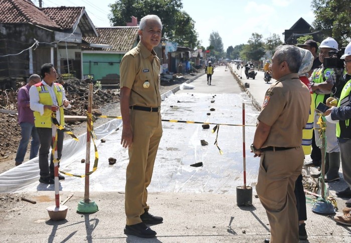 Gubernur Jawa Tengah Ganjar Pranowo mengecek perbaikan jalan di Jalan Raya Solo-Purwodadi, Kecamatan Kalijambe, Kabupaten Sragen pada Senin (13/3) pagi.