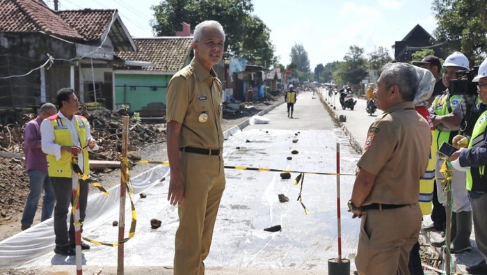Gubernur Jawa Tengah Ganjar Pranowo mengecek perbaikan jalan di Jalan Raya Solo-Purwodadi, Kecamatan Kalijambe, Kabupaten Sragen pada Senin (13/3) pagi.