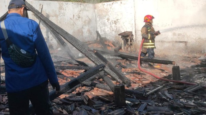Gudang kasur dan bantal di Gondangsari, Klaten, terbakar, Senin (13/3/2023).