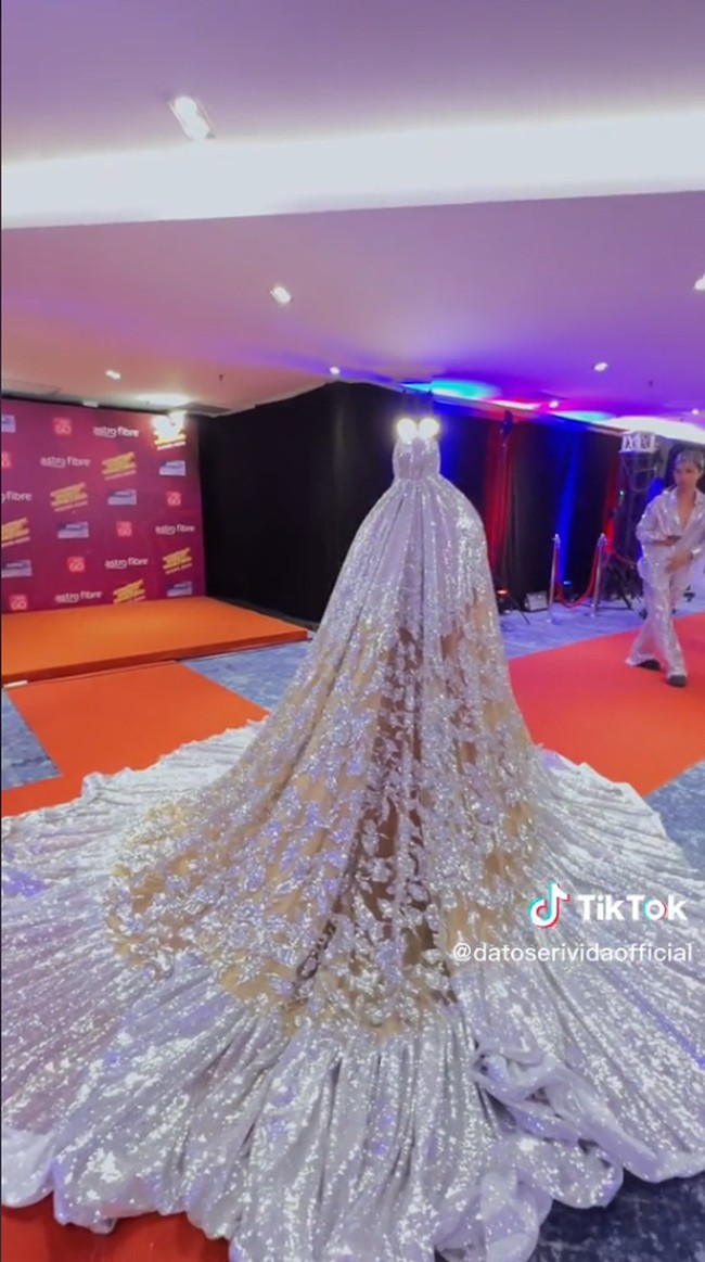 Dalam wawancaa dengan Gempak, Datuk Seri Vida mengungkapkan busana yang merupakan dress mukena itu dipakainya ke acara penghargaan karena didedikasikannya untuk video musiknya Ku Ikhlaskan. Ini adalah pakaian salat yang selalu kita pakai saat kita salat. Tapi desainernya menambahkan sentuhan berkilauan pada dress ini. Ini juga berhubungan karena bulan suci Ramadan sebentar lagi, kata pengusaha Malaysia itu yang juga mempersilakan netizen untuk menghujatnya. Foto: Dok. TikTok @datoserividaofficial.