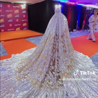 Dalam wawancaa dengan Gempak, Datuk Seri Vida mengungkapkan busana yang merupakan dress mukena itu dipakainya ke acara penghargaan karena didedikasikannya untuk video musiknya Ku Ikhlaskan. Ini adalah pakaian salat yang selalu kita pakai saat kita salat. Tapi desainernya menambahkan sentuhan berkilauan pada dress ini. Ini juga berhubungan karena bulan suci Ramadan sebentar lagi, kata pengusaha Malaysia itu yang juga mempersilakan netizen untuk menghujatnya. Foto: Dok. TikTok @datoserividaofficial.