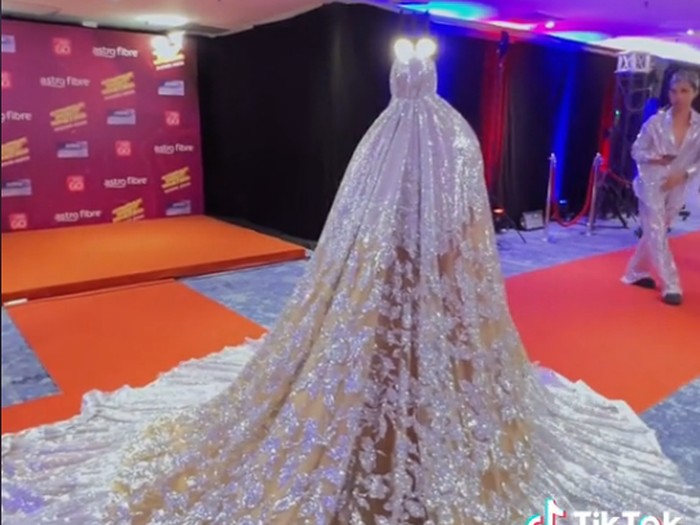 Hasmiza Othman atau dikenal dengan Datuk Seri Vida Hasmiza Othman atau dikenal dengan Datuk Seri Vida, pengusaha sukses asal Malaysia memakai mukena ukuran serba jumbo dan bling-bling, viral di media sosial.