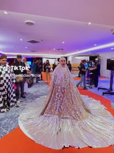 Hasmiza Othman atau dikenal dengan Datuk Seri Vida, pengusaha sukses asal Malaysia memakai mukena ukuran serba jumbo dan bling-bling, viral di media sosial.