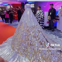 Dalam unggahannya di TikTok, wanita bernama lengkap Hasmiza Othman ini menjelaskan jika ia duduk di kursi paling belakang. Ia juga akan pulang paling awal karena ukuran mukenanya yang jumbo. Foto: Dok. TikTok @datoserividaofficial.