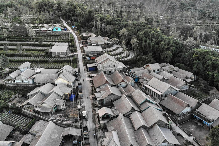 HUJAN ABU VULKANIK GUNUNG MERAPI Foto udara hujan abu vulkanik yang turun Dusun Trono, Krinjing, Dukun, Magelang, Jawa Tengah, Senin (13/3/2023). Awan panas guguran Gunung Merapi mengakibatkan hujan abu vulkanik di desa yang terletak di sisi barat Gunung Merapi itu. ANTARA FOTO/Hendra Nurdiyansyah/aww.