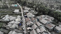 Abu vulkanik menyelimuti atap rumah di desa yang terletak di sisi barat Gunung Merapi tersebut.