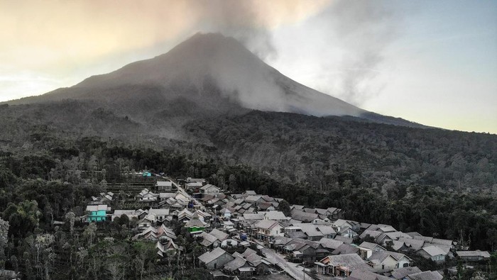 Foto udara hujan abu vulkanik yang turun Dusun Trono, Krinjing, Dukun, Magelang, Jawa Tengah, Senin (13/3/2023). Awan panas guguran Gunung Merapi mengakibatkan hujan abu vulkanik di desa yang  terletak di sisi barat Gunung Merapi itu. ANTARA FOTO/Hendra Nurdiyansyah/aww.