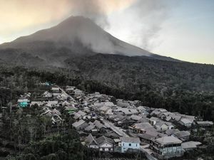 Hujan Abu Merapi Guyur Dusun Trono Magelang