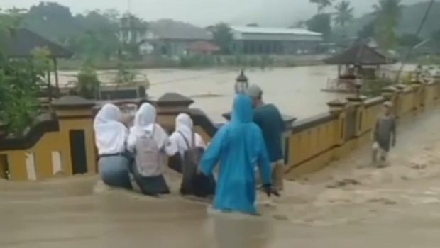 Hujan deras menyebabkan Sungai Cibarengkok di Kecamatan Leuwidamar, Lebak, Banten meluap.