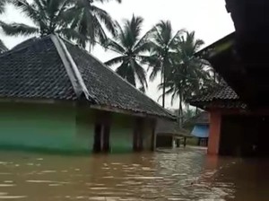 Sungai Cibarengkok Meluap, Ratusan Rumah di Lebak Terendam Banjir