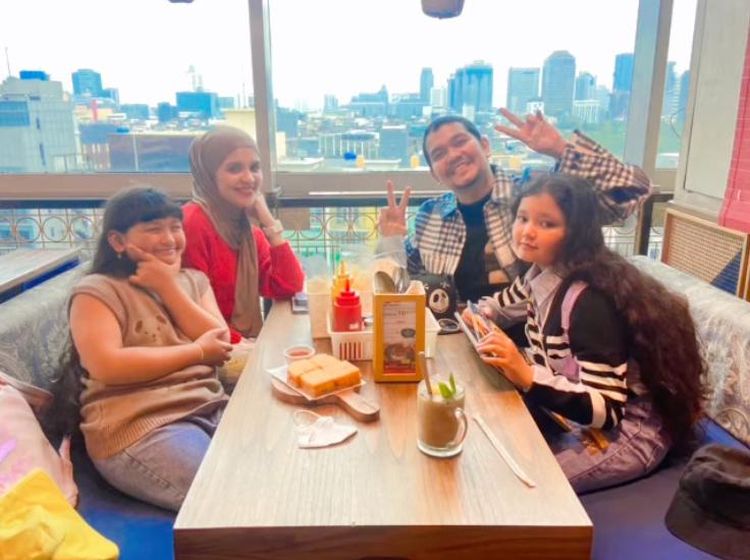 Full Senyum! 6 Momen Indra Bekti Bertemu dengan Anak