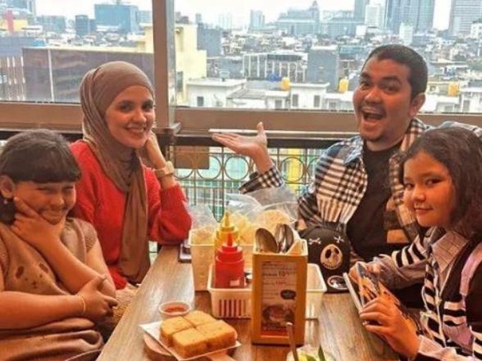 Indra Bekti bertemu anaknya.