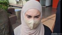 Bismillah, saya atas nama pribadi dan keluarga, ingin meminta maaf yang sebesar-besarnya kepada masyarakat Indonesia, ucap Irish Bella saat ditemui di Polres Metro Jakarta Selatan, Senin (13/3/2023). Foto: ahsan/detikhot