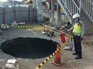 Imbas Jalan Ambles, Daan Mogot Cuma Bisa Dipakai 1 Lajur