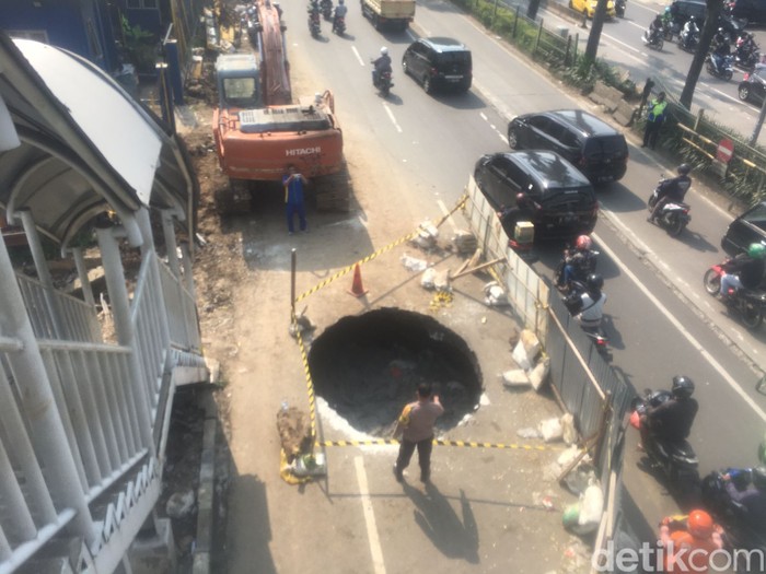 Jalan Daan Mogot di Jakarta Barat ambles. Peristiwa itu menyebabkan lubang yang cukup besar dan dalam di lokasi kejadian. Akibatnya, lalu lintas pun macet.