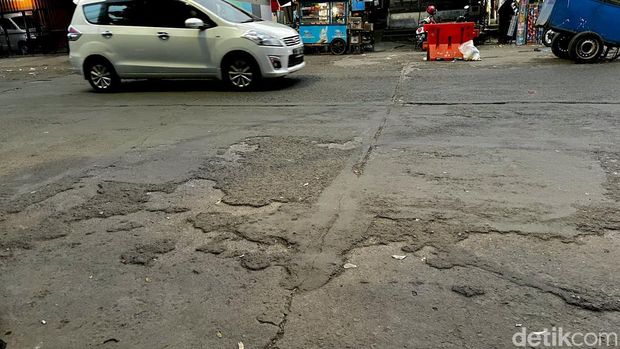 Jalan rusak di sekitar lokasi menuju Pasar Astanaanyar, Kota Bandung.