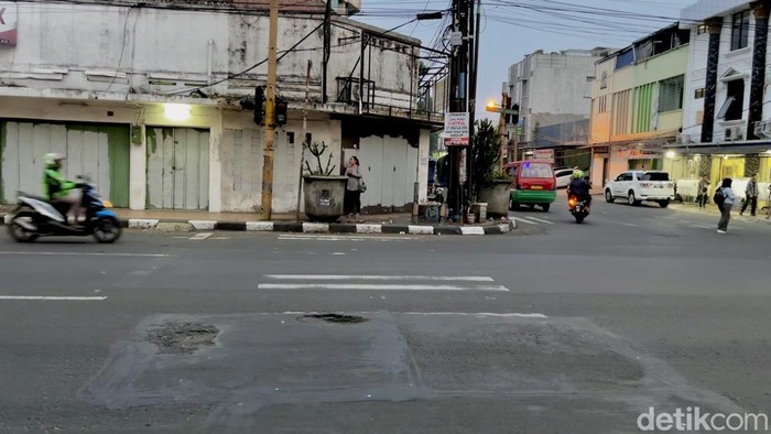 Jalan rusak di sekitar lokasi menuju Pasar Astanaanyar, Kota Bandung.