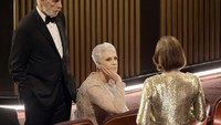 Jamie Lee Curtis tampak didatangi oleh seorang aktris. Getty Images/Kevin Winter