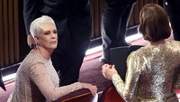 Wanita itu pun menunjukkan sesuatu di dalam buku dan membuat Jamie Lee Curtis terkejut. Variety via Getty Images/Rich Polk