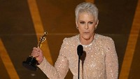 Oscar 2023 menjadi momen indah untuk Jamie Lee Curtis yang meraih piala lewat Best Supporting Actress. AFP via Getty Images/PATRICK T. FALLON