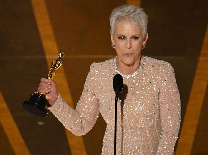 US actress Jamie Lee Curtis accepts the Oscar for Best Actress in a Supporting Role for Everything Everywhere All at Once onstage during the 95th Annual Academy Awards at the Dolby Theatre in Hollywood, California on March 12, 2023. (Photo by Patrick T. Fallon / AFP) (Photo by PATRICK T. FALLON/AFP via Getty Images)