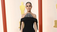 Jennifer Connelly tampil menawan dengan gaun hitam. Variety via Getty Images/Gilbert Flores