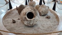 Selain itu, melalui Google Arts & Culture juga dapat melihat koleksi Marine Heritage Gallery berupa Benda Muatan Kapal Tenggelam (BMKT). 