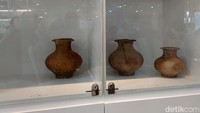 Dalam dashboard Marine Heritage Gallery ini, yang ditampilkan adalah koleksi yang berasal dari abad 10 masehi, diangkat dari Laut Jawa Utara Cirebon.
