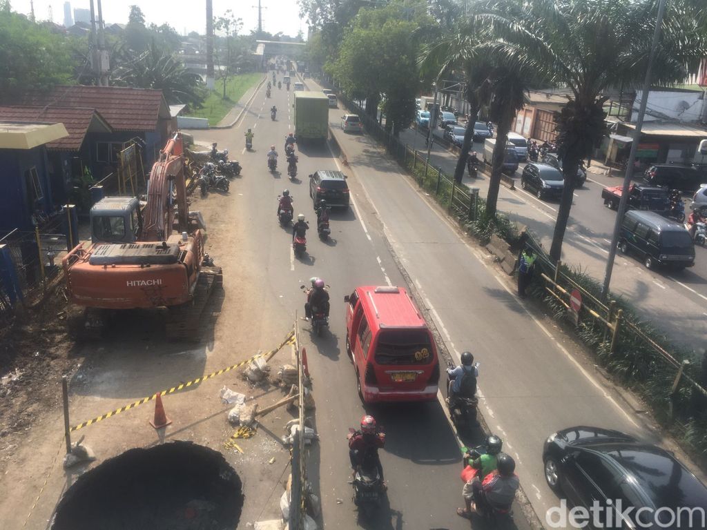 Jl Daan Mogot, Jakarta Barat, macet gara-gara lubang besar di jalan. 13 Maret 2023, pukul 15.20 WIB. (M Fariz At Thariqi/detikcom)