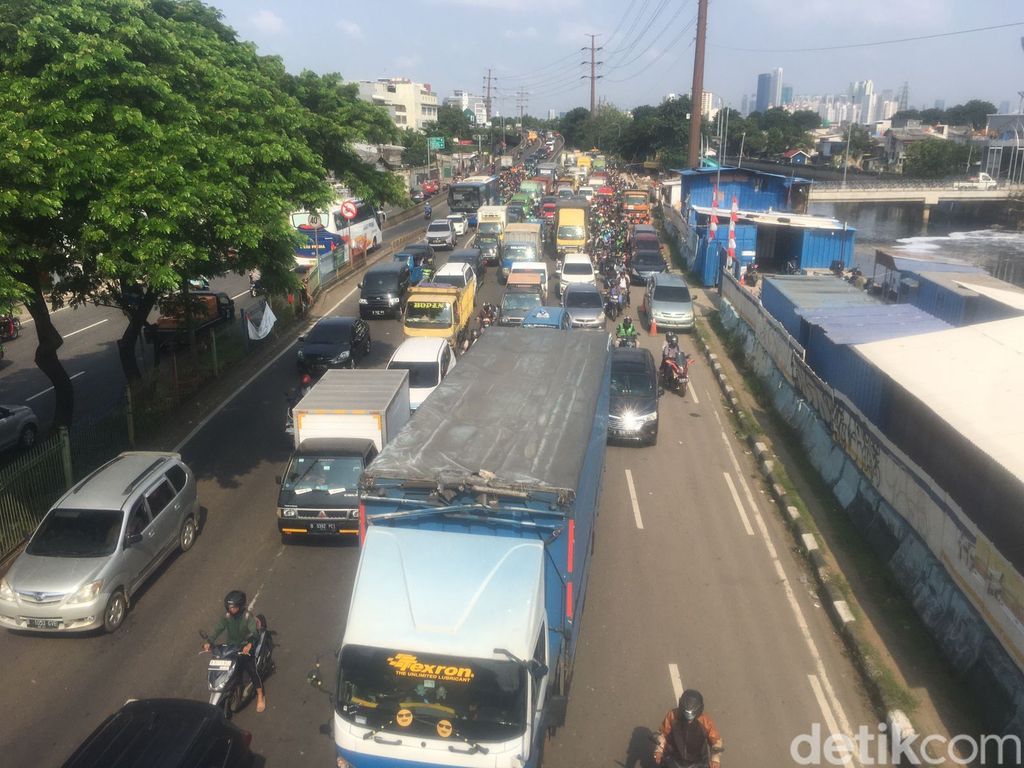 Jl Daan Mogot, Jakarta Barat, macet gara-gara lubang besar di jalan. 13 Maret 2023, pukul 15.20 WIB. (M Fariz At Thariqi/detikcom)