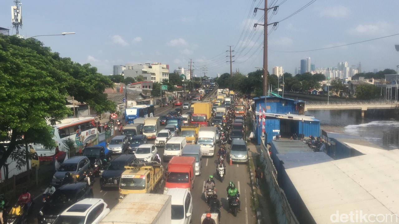 Jl Daan Mogot, Jakarta Barat, macet gara-gara lubang besar di jalan. 13 Maret 2023, pukul 15.20 WIB. (M Fariz At Thariqi/detikcom)