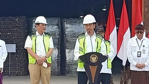 Presiden RI Jokowi seusai meninjau TPST Kesiman Kertalangu pada Senin (13/3/2023).