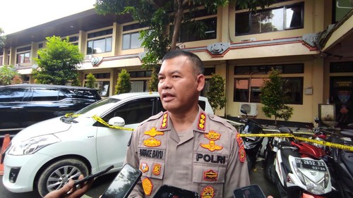 Kabid Humas Polda Bali Kombes Stefanus Satake Bayu Setianto menjelaskan penangkapan oknum polisi terkait penggelapan kendaraan, Senin (13/3/2023). (I Wayan Sui Suadnyana/detikBali)