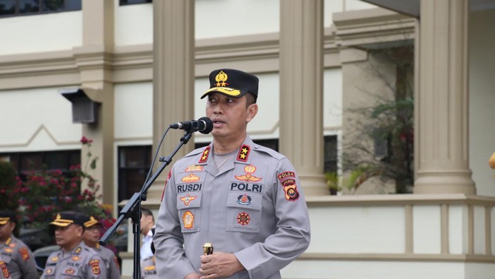 Kapolda Jambi Irjen Rusdi Hartono saat memimpin apel usai pulih. (Dok Polda Jambi)