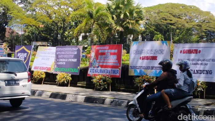 Karangan bunga dukungan pada Wahyu Kenzo