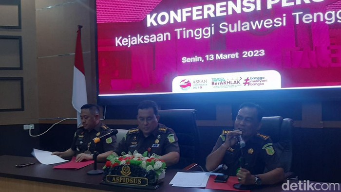 Kasi Penkum Kejati Sultra Dody saat rilis kasus penetapan tersangka suap perizinan gerai Alfamidi.