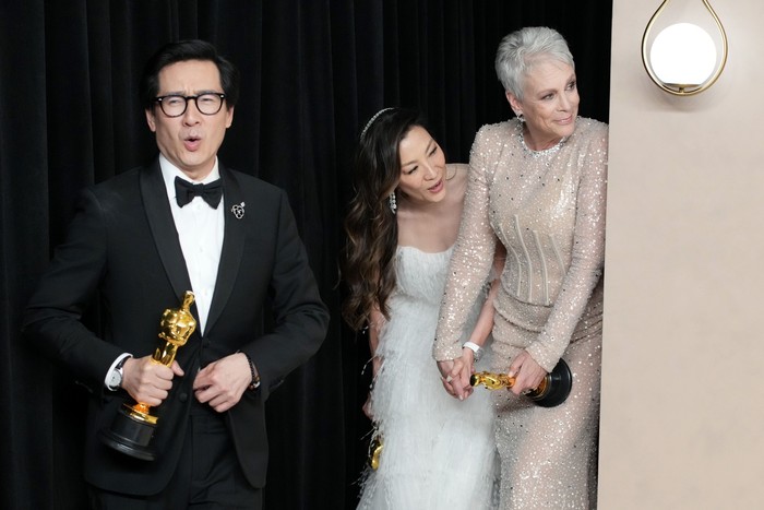 HOLLYWOOD, CALIFORNIA - MARCH 12: (L-R) Ke Huy Quan, winner of the Best Actor In A Supporting Role award, Michelle Yeoh, winner of the Best Actress in a Leading Role award and Jamie Lee Curtis, winner of the Best Supporting Actress award for 