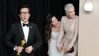 Ke Huy Quan, Michelle Yeoh dan Jamie Lee Curtis menjadi bintang Everything Everywhere All At Once yang membawa pulang piala Oscar. FilmMagic/Jeff Kravitz