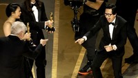 Ternyata pemenangnya adalah Everything Everywhere All At Once dan membuatnya bertemu Ke Huy Quan di atas panggung. Getty Images/Kevin Winter