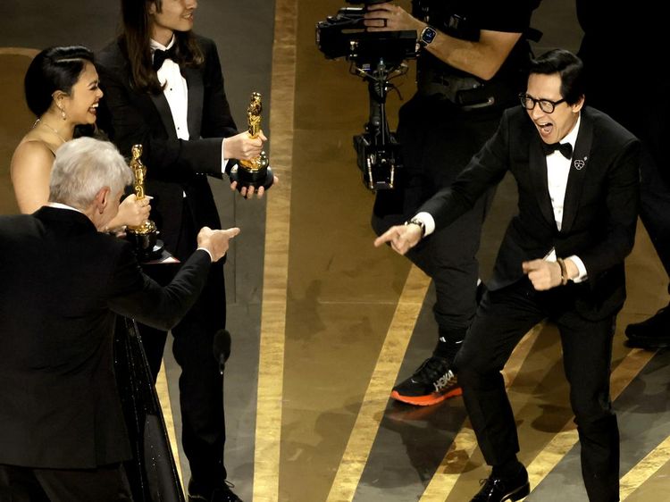 Manisnya Reuni Ke Huy Quan dan Harrison Ford di Oscar 2023