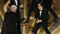 Momen itu pun menjadi ajang reuni bintang Indiana Jones tersebut. Getty Images/Kevin Winter
