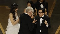 Wajah Ke Huy Quan usai meraih piala Oscar menunjukkan betapa bahagianya ia. Getty Images/Kevin Winter
