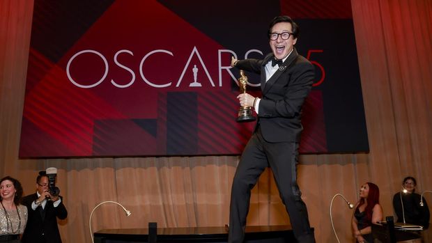 HOLLYWOOD, CALIFORNIA - MARCH 12: Ke Huy Quan, winner of the Best Supporting Actor award for 