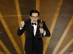 Momen Haru Ke Huy Quan dan Jamie Lee Curtis Bawa Pulang Piala Oscar