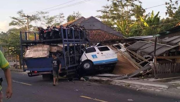 Kecelakaan lalu lintas truk vs ambulans di Pangandaran, Senin (13/3/2023).